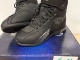 une paire de chaussures noires posée sur une boîte