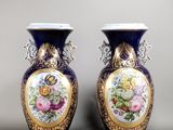 paire de vases bleus et or à motifs floraux