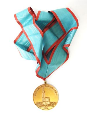 une médaille d'or entourée d'un ruban bleu