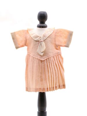 une robe sur un mannequin, sur fond blanc