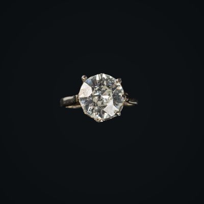Bague solitaire en or gris 750°°° centrée d'un diamant taill…