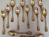 beaucoup de cuillères et de cuillères-cuillères sur la table