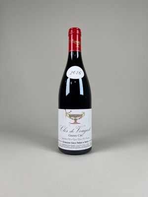 une bouteille de vin rouge posée sur une table