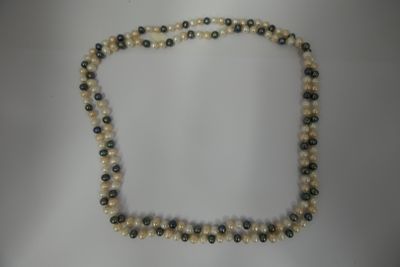 Sautoir en perles de culture d'eau douce blanches, crème et …