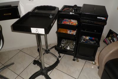 un petit bureau sur lequel est posée une imprimante