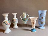 cinq vases posés sur une table