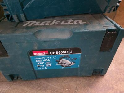 Deux outils Makita sont empilés l'un sur l'autre