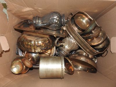 une boîte en carton remplie de toutes sortes de casseroles et de poêles