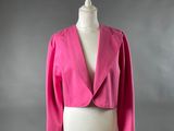 une veste rose sur un mannequin au torse blanc