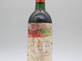 une bouteille de vin rouge posée sur une table blanche