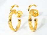 paire de boucles d'oreilles créoles plaquées or sur fond blanc