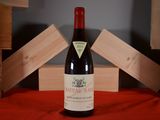 une bouteille de vin posée sur une table
