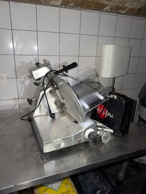 une machine posée sur le comptoir d'une cuisine