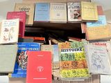 plusieurs livres empilés sur une table
