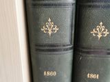 Les livres sont alignés en rangée sur une étagère dans une bibliothèque