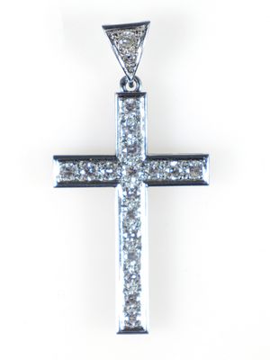 un gros plan d'un pendentif en forme de croix en diamant sur fond blanc