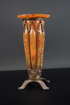 un vase posé sur une table noire