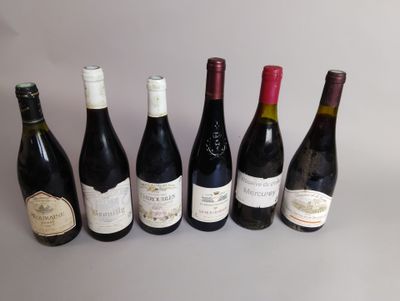 plusieurs bouteilles de vin sont alignées sur une table