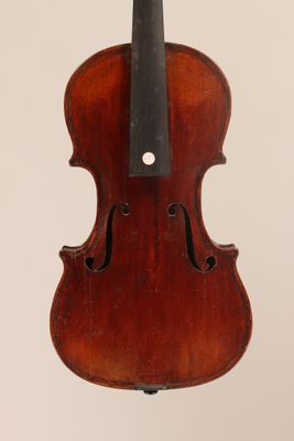 un vieux violon avec un archet accroché au dos