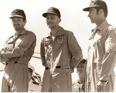 photo en noir et blanc de trois hommes en uniforme militaire, debout côte à côte