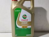 une bouteille d'huile moteur Castrool Edge 5W-30 posée sur une table