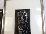 un dessin en noir et blanc d'une femme assise sur une chaise
