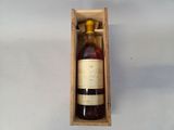 une bouteille de vin dans un coffret en bois sur une table