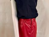 jupe en cuir rouge avec chemise noire sur mannequin mannequin mannequin mannequin mannequin mannequin mannequin mannequin mann