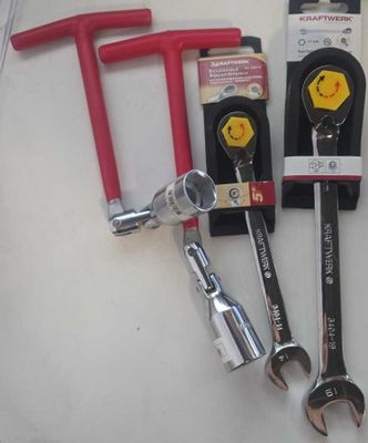 un grand nombre d'outils posés sur la table