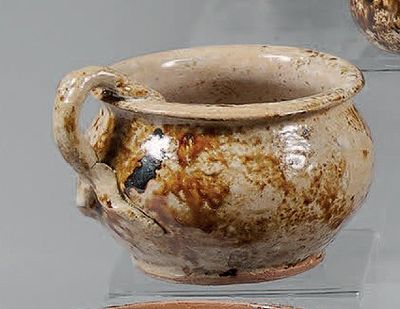 trois vases exposés sur une table