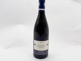 une bouteille de vin posée sur une table