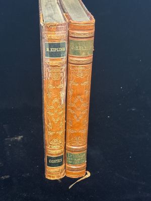 deux livres posés l'un sur l'autre sur une table