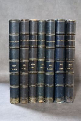 six vieux livres alignés sur une surface blanche