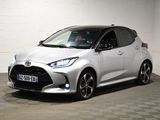 La Toyota Yaris est garée dans un garage dont le sol est à carreaux.