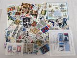 une pile de timbres posée sur une table, il y en a beaucoup
