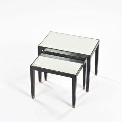 deux tables noires et blanches avec des plateaux en miroir posées sur un socle blanc