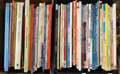 beaucoup de livres sur l'étagère dans la boîte