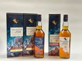 deux bouteilles de Talisker 10 ans d'âge et un coffret de whisky