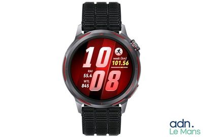 gros plan d'une montre intelligente sur fond blanc
