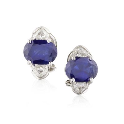 une paire de boucles d'oreilles en saphir et diamant