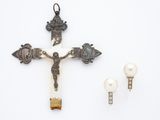 une image représentant une croix et une paire de boucles d'oreilles sur un fond blanc