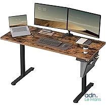 un bureau d'informatique sur lequel sont posés deux écrans et un ordinateur portable