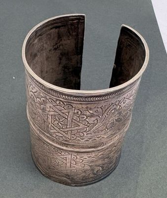 un bracelet en argent orné d'un motif