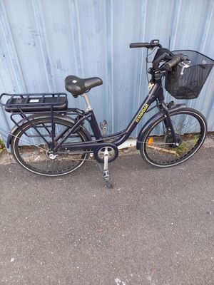 un vélo garé devant un mur bleu