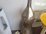 deux vases posés l'un à côté de l'autre sur le sol