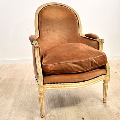 une image représentant une chaise sur laquelle est posé un coussin, dans une pièce