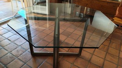 une table en verre avec un plateau en verre posée sur un sol carrelé