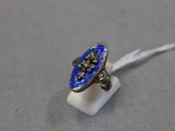 l'image d'une bague contenant une pierre bleue