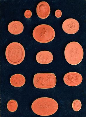 une photo représentant un groupe de pièces de monnaie orange posées sur une surface noire
