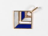 broche en émail bleue, blanche et dorée, ornée d'un diamant au centre